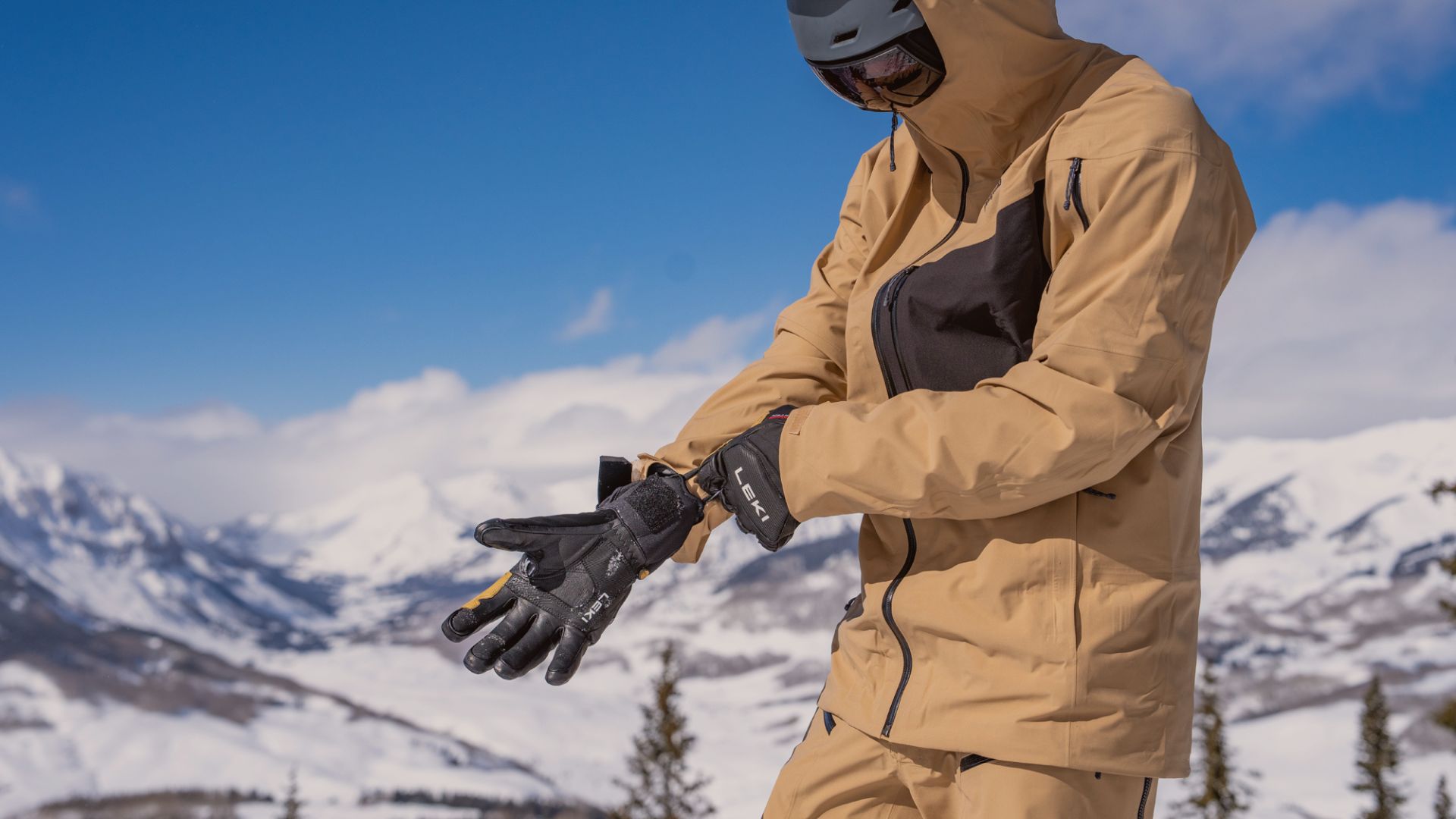 Ski Club Magasin -Ski Club Magasin Brown and Beige Minimalist Natural Skincare Product Presentation